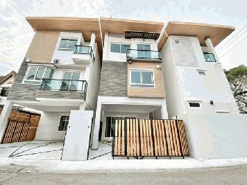 ขายบ้านเดี่ยว 3 ชั้น ลาดพร้าว -ทาวน์ อิน ทาวน์- เลียบด่วนเอกมัย-รามอินทรา สงบ อยู่ใจกลางเมือง